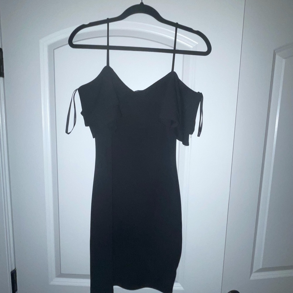 2 in 1 can wear off the shoulder or with the straps and shoulders